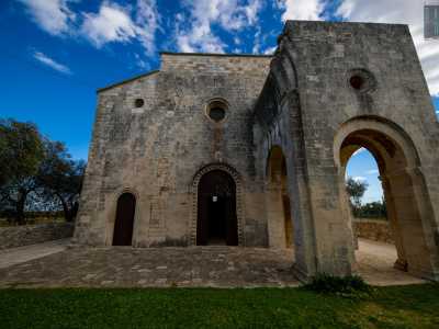 Frontalmente si possono ammirare i resti di un antico porticato a tre fornici...